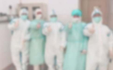 д��������һ�߹�����Ա��һ����