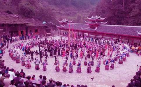 大班民族服饰教案