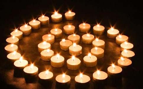 梦见点了两支白蜡烛